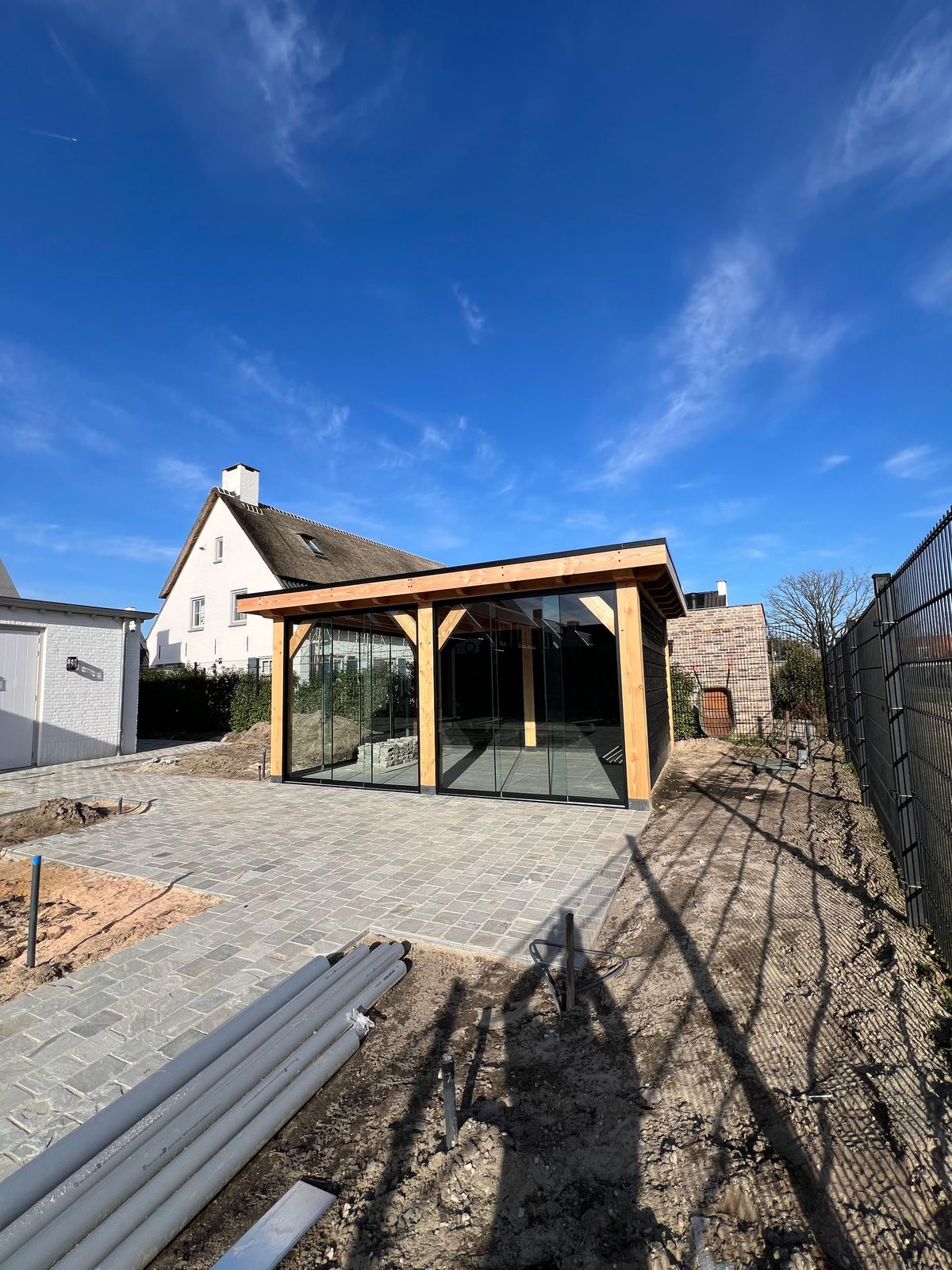 Tuinkamer met rondom glas en een houten constructie